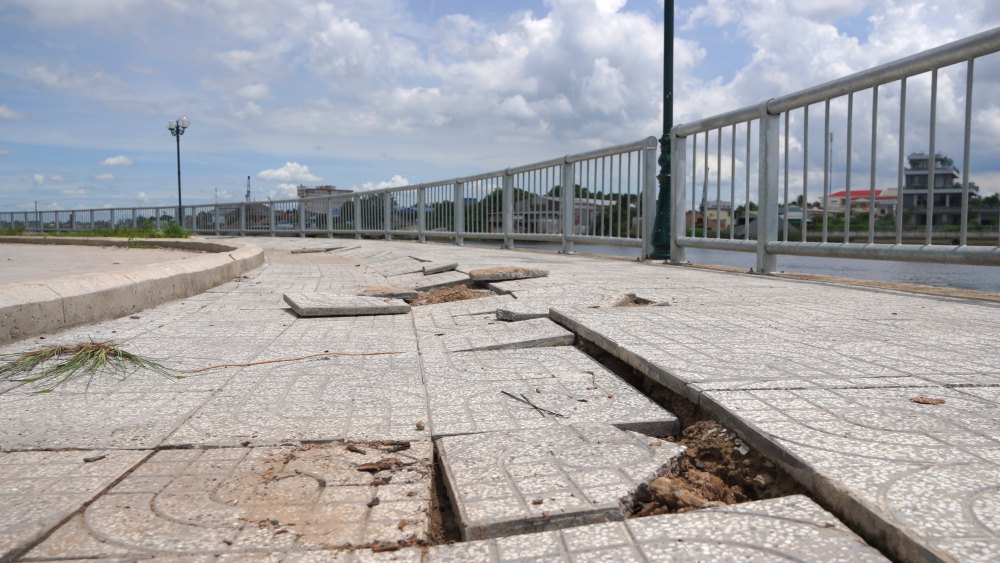 Kính gửi UBND Tỉnh Cà Mau, hơn một tháng trước tôi đã gửi phản ánh về tình trạng sụp lún ở đoạn đường trên xã Tân Hưng (cách trường TH-THCS Thạnh Hưng về phía Tây khoảng cỡ 250m), nhưng đến nay đoạn đường đó vẫn chưa được sửa chữa, những ngày nước lên cao thì nước ngập gây khó khăn cho người dân, đặc biệt là học sinh, kính mong UBND Tỉnh Cà Mau có phương hướng giải quyết nhanh nhất có thể. Xin cảm ơn.